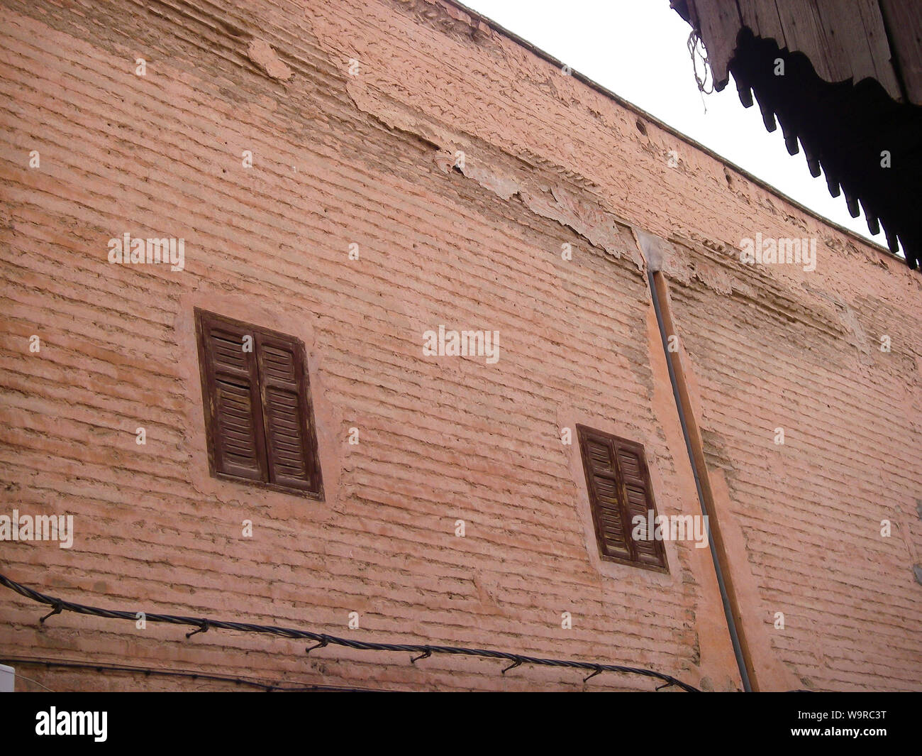 Marrakech, Marocco Aprile 02,2010: casa tradizionale facciata fatta di argilla brikcks con finestre chiuse Foto Stock