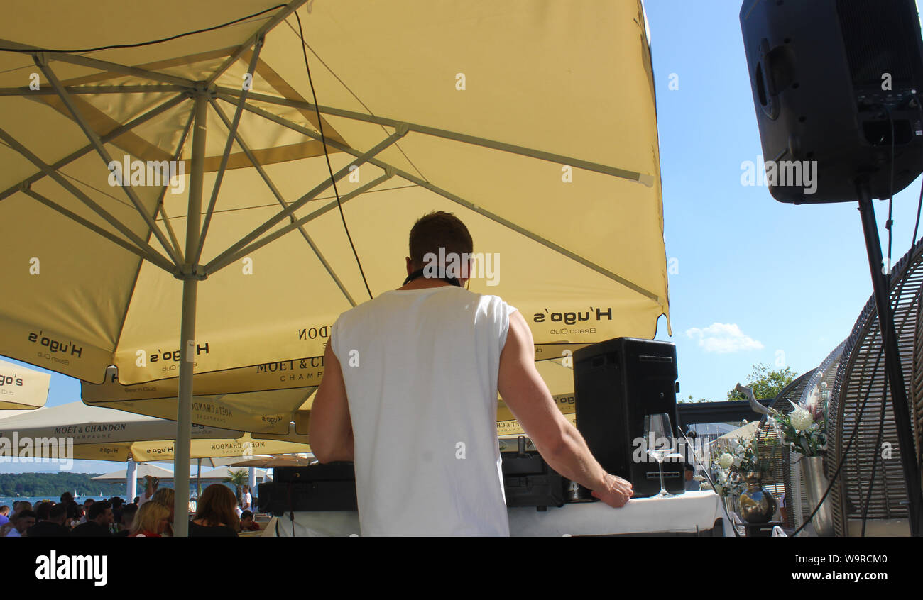 DJ sotto sunshines, lavora in un ristorante vicino al mare. Starnberg nei pressi di Monaco di Baviera. Foto Stock