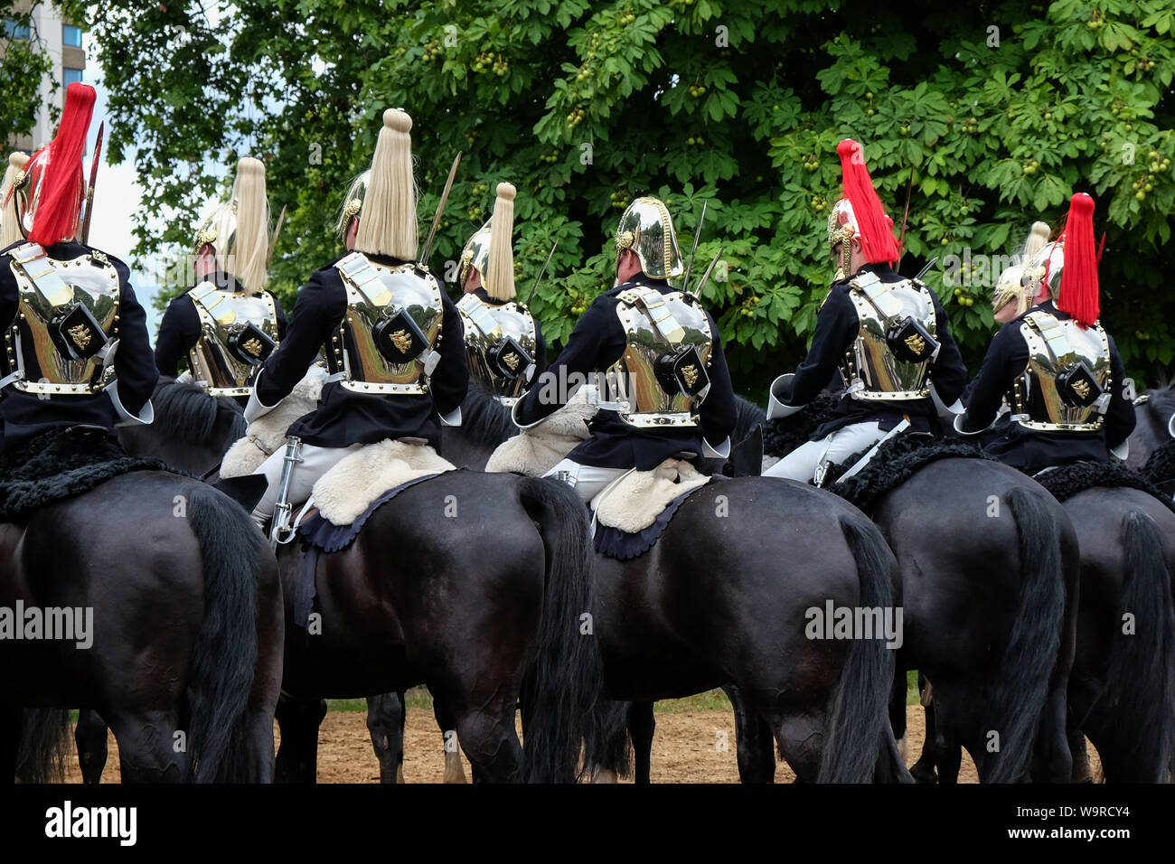 Hyde Park, London, Regno Unito. Il 15 agosto 2019. Membri della cavalleria della famiglia praticare su Rotton Row in Hyde Park. Un soldato ha il suo casco plume mancante. Credito: Matteo Chattle/Alamy Live News Foto Stock