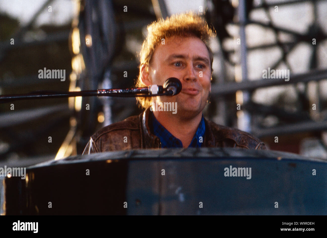 Bruce Hornsby, amerikanischer Musiker, Sänger und Songschreiber, bei einem Konzert, Deutschland, 1987. Bruce Hornsby, American musicista, cantante e song writer, durante un concerto, Germania, 1987. Foto Stock