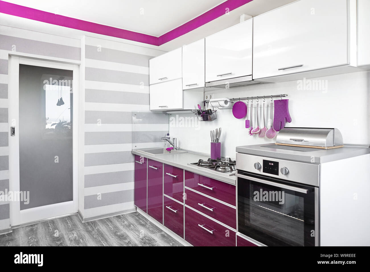 Cucina interna in viola, colori bianco e grigio. Trendy cucina ultravioletta il design della stanza. Casa moderna interno Foto Stock