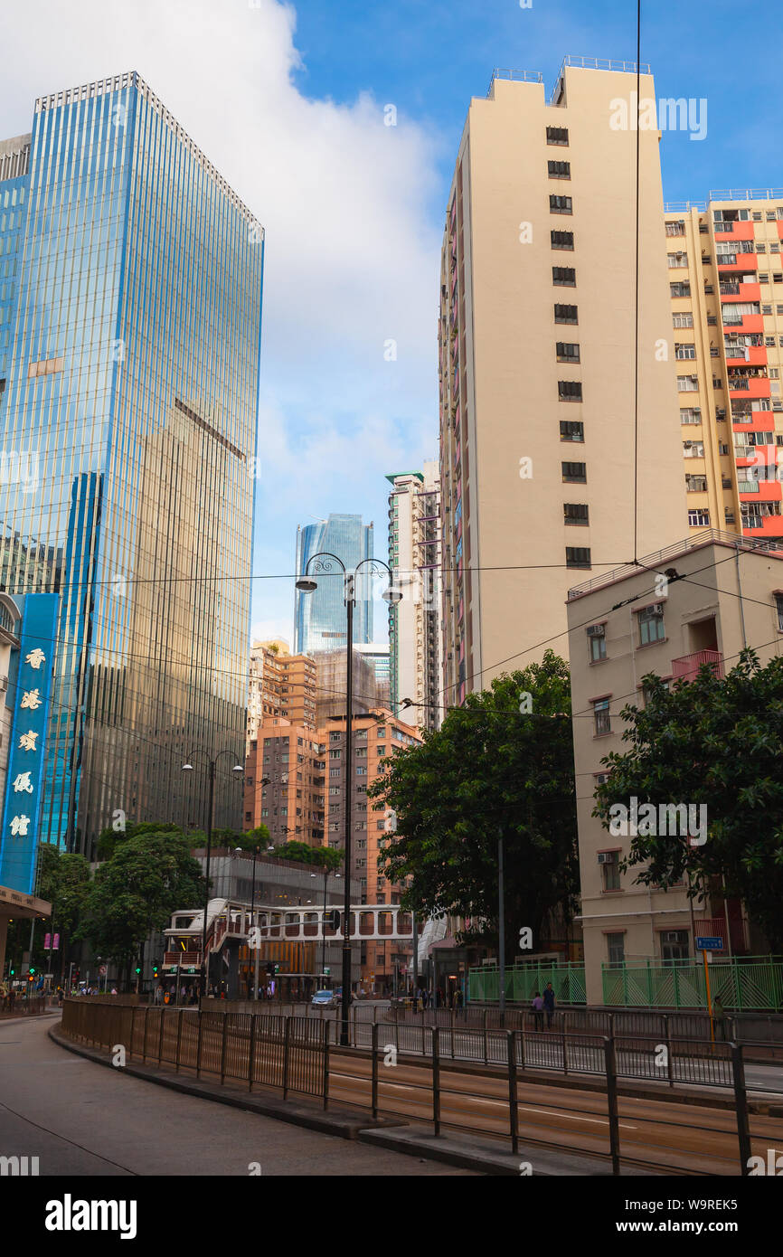Hong Kong - Luglio 10, 2017: Il Distretto Centrale di Hong Kong City. La gente comune a piedi la strada Foto Stock