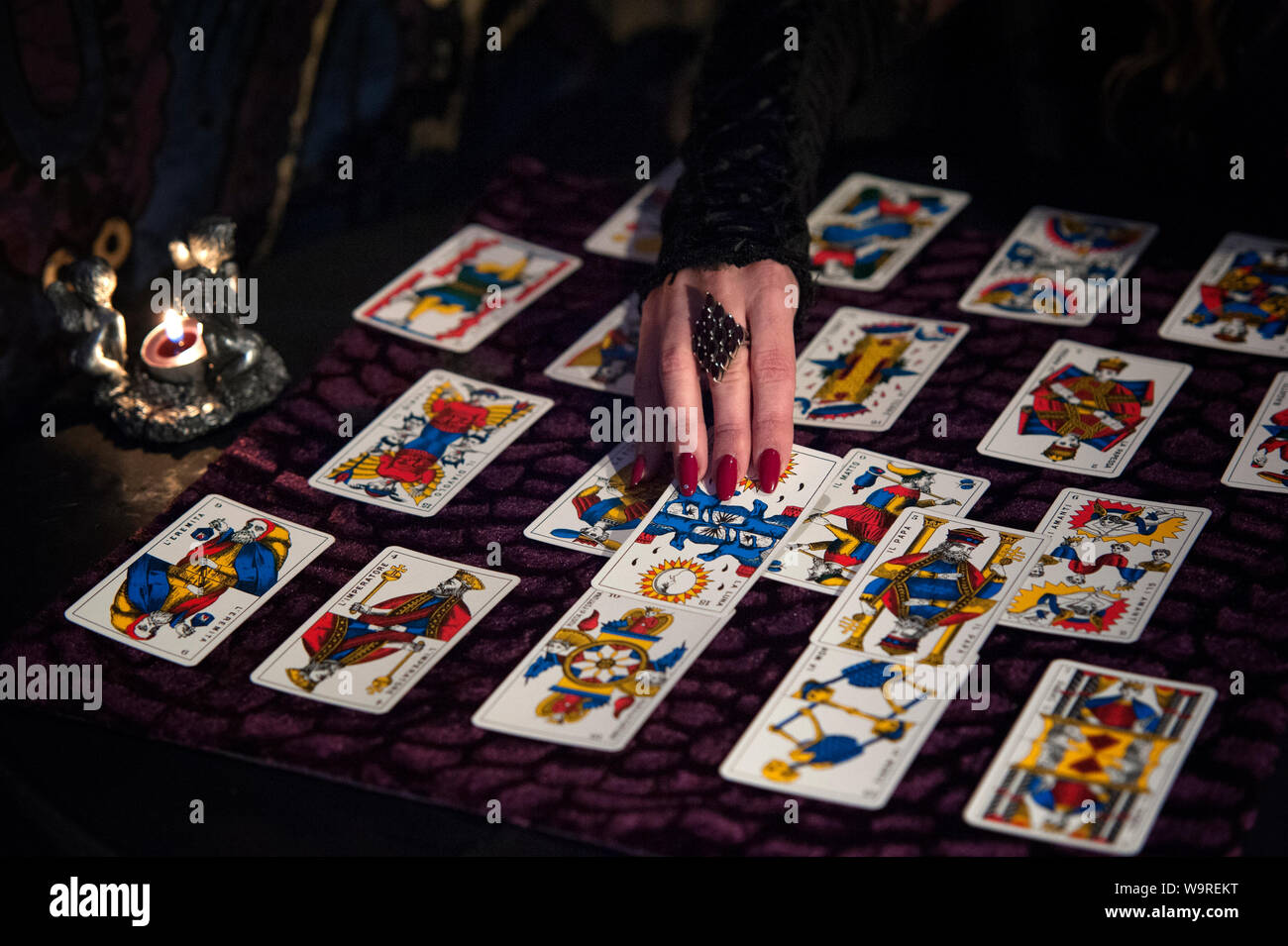 I tarocchi è un antica forma di divinazione e predizione del futuro. Foto Stock