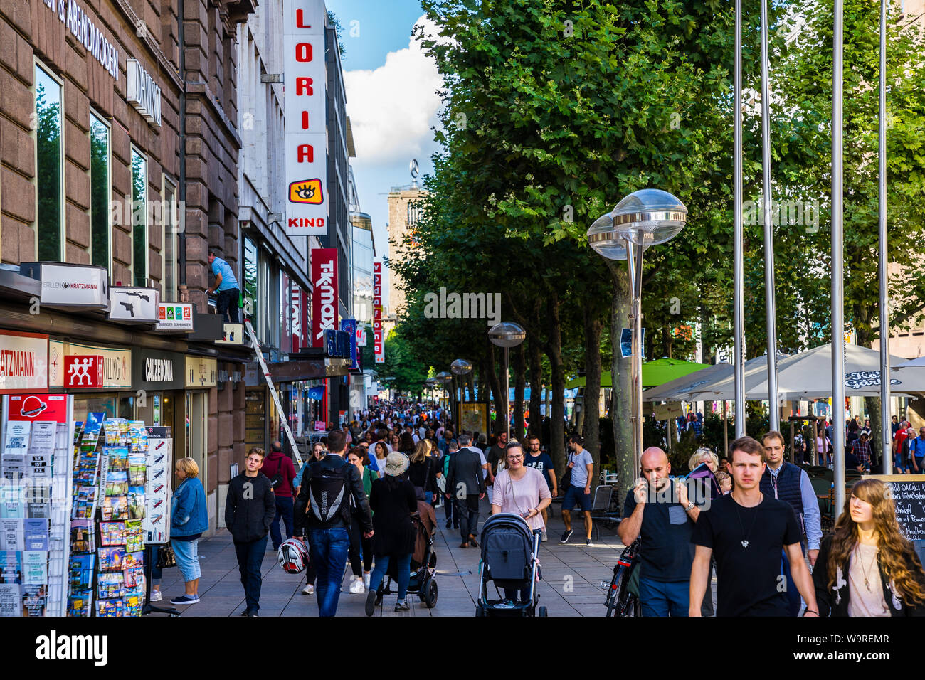 Stoccarda, Germania, 14 agosto 2019, affollato di koenigstrasse viale dello shopping nel centro della città dove innumerevoli persone camminare a fianco di negozi, res Foto Stock