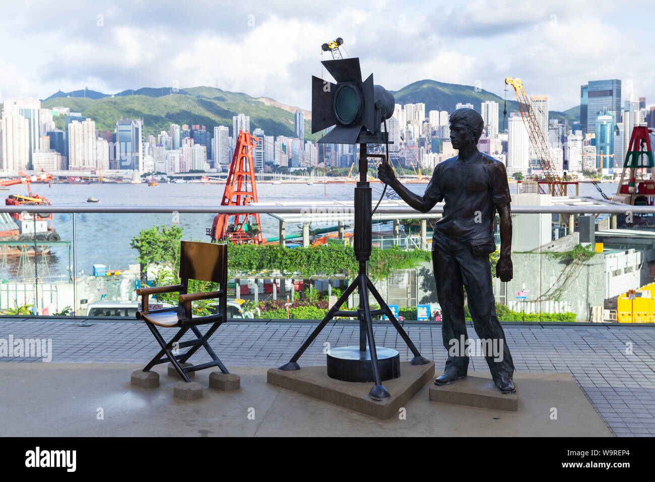 Hong Kong - Luglio 13, 2017: Statue si trova a Hong Kong Garden di stelle. Tsim Sha Tsui East Waterfront podio giardino, della città di Hong Kong Foto Stock Hong Kong - Luglio 13, 2017: Statue si trova a Hong Kong Garden di stelle. Tsim Sha Tsui East Waterfront podio giardino, della città di Hong Kong Foto Stock
