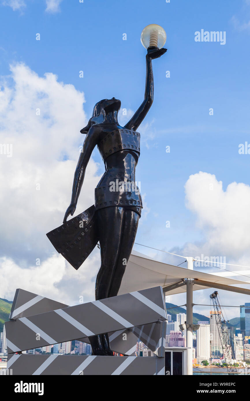 Hong Kong - Luglio 13, 2017: statua si trova a Hong Kong Garden di stelle. Tsim Sha Tsui East Waterfront podio giardino, della città di Hong Kong Foto Stock Hong Kong - Luglio 13, 2017: statua si trova a Hong Kong Garden di stelle. Tsim Sha Tsui East Waterfront podio giardino, della città di Hong Kong Foto Stock