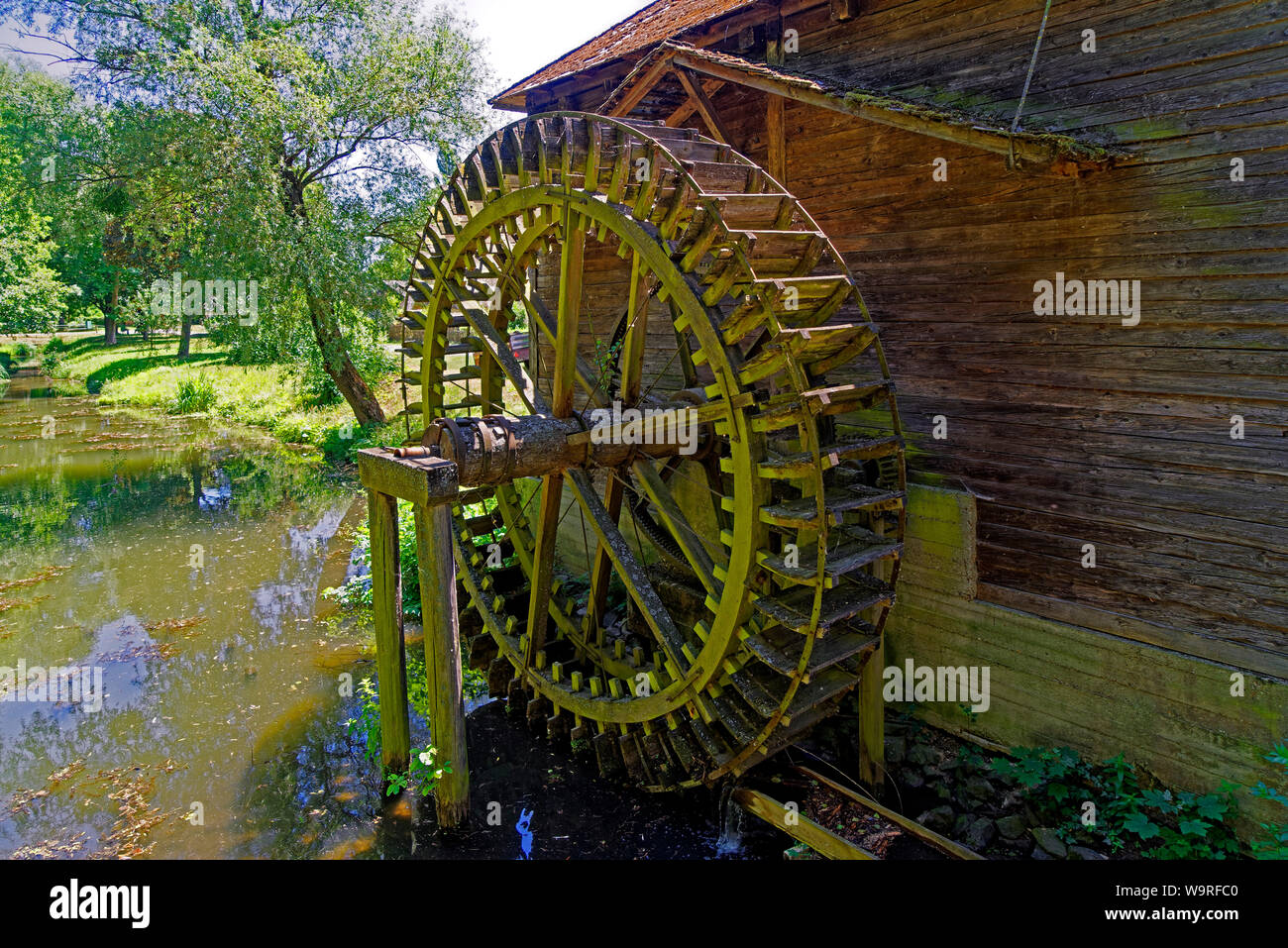 Heimatmuseum, Göcseji Village Museum, Wassermühle, Mühlrad, Mühlteich Foto Stock