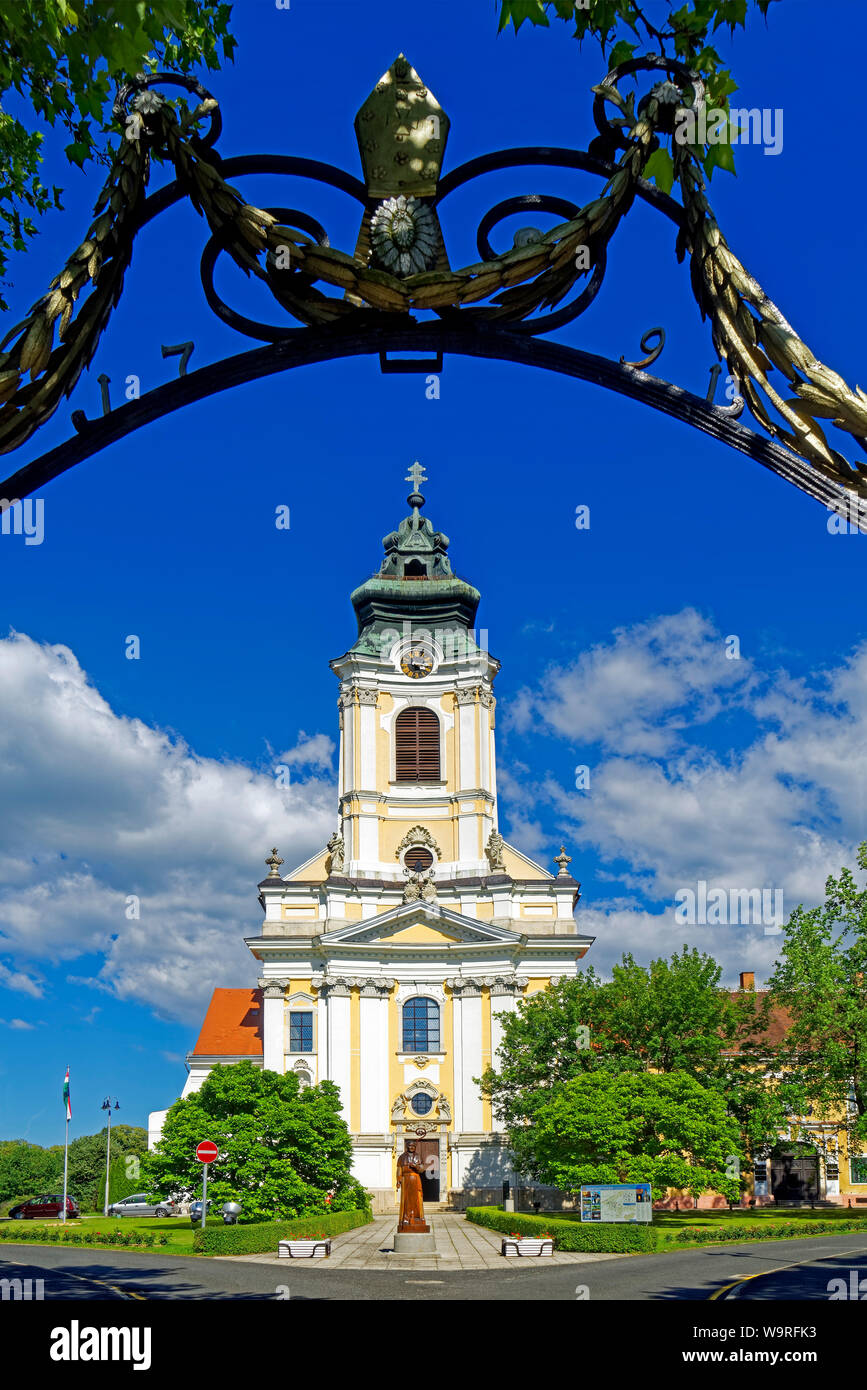 Katholische Barockkirche, Nagyboldogasszony Templom, statua, Mönch, Abt, Tor Foto Stock