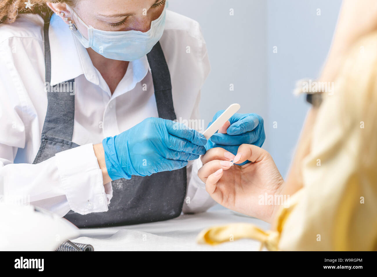 Manicurist femmina facendo una manicure da lavorare con la manicure. Il concetto di bellezza professional la cura delle unghie Foto Stock