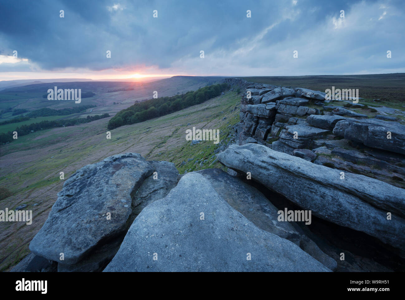 Tramonto sul bordo Stanage. Parco Nazionale di Peak District. Derbyshire. Regno Unito. Foto Stock