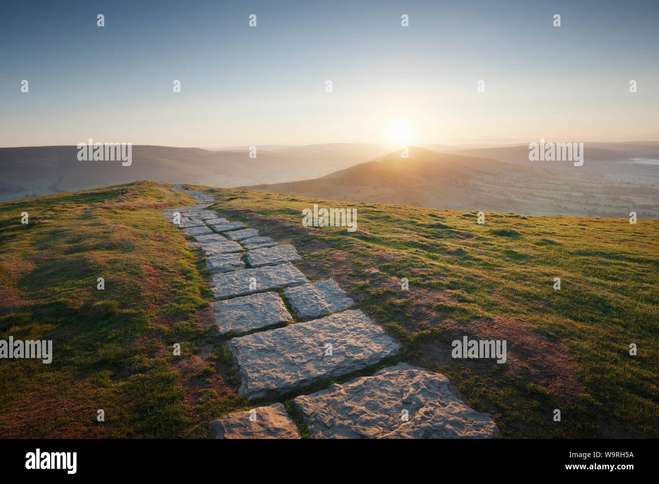 Il sentiero da Mam Tor per perdere la collina. Sunrise. Parco Nazionale di Peak District. Derbyshire. Regno Unito. Foto Stock
