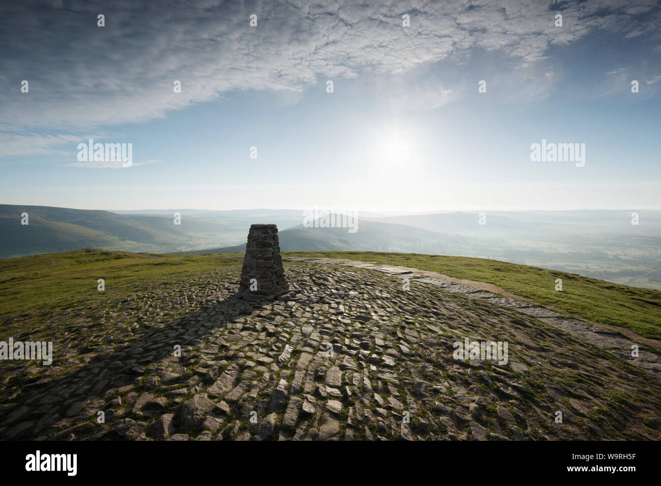 Il punto di innesco al vertice di Mam Tor. Parco Nazionale di Peak District. Derbyshire. Regno Unito. Foto Stock