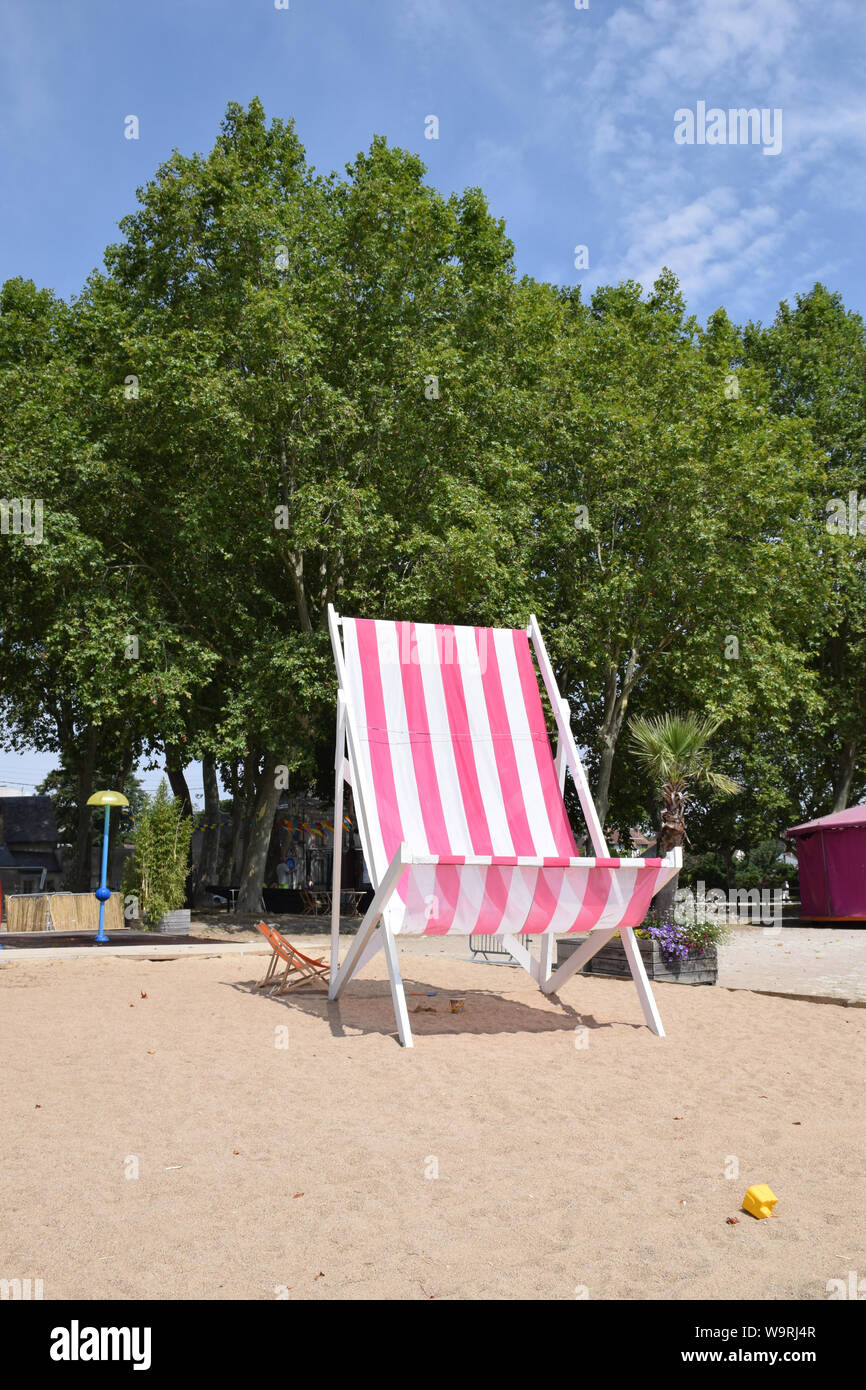 Struttura di poltrona sdraio gigante in estate spiaggia temporanea,  Beaugency, Valle della Loira, Francia, Luglio 2019 Foto stock - Alamy