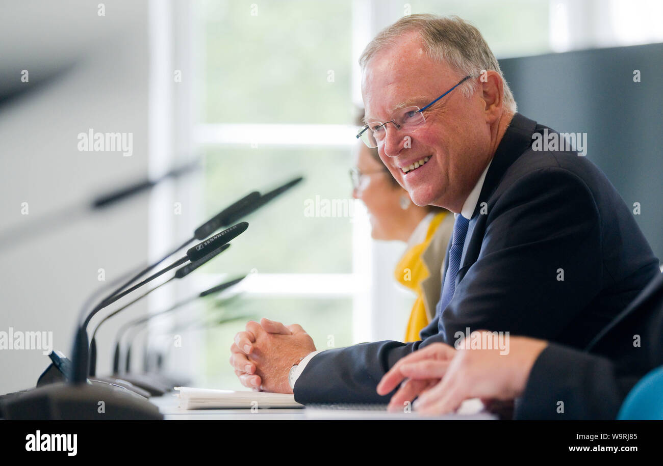 Hannover, Germania. Il 15 agosto, 2019. Stephan Weil (SPD), il Ministro Presidente della Bassa Sassonia, parla al membro conferenza stampa Bassa Sassonia nel parlamento dello Stato della Bassa Sassonia durante una sessione di domande e risposte con i giornalisti. Credito: Julian Stratenschulte/dpa/Alamy Live News Foto Stock