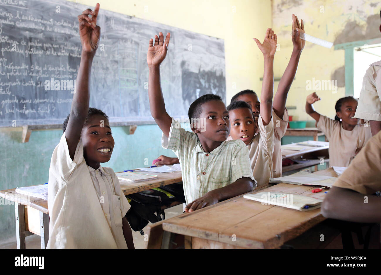 Gli studenti della scuola primaria di Morondava, Madagascar. A causa della crisi politica in Madagascar è tra i paesi più poveri del mondo Foto Stock