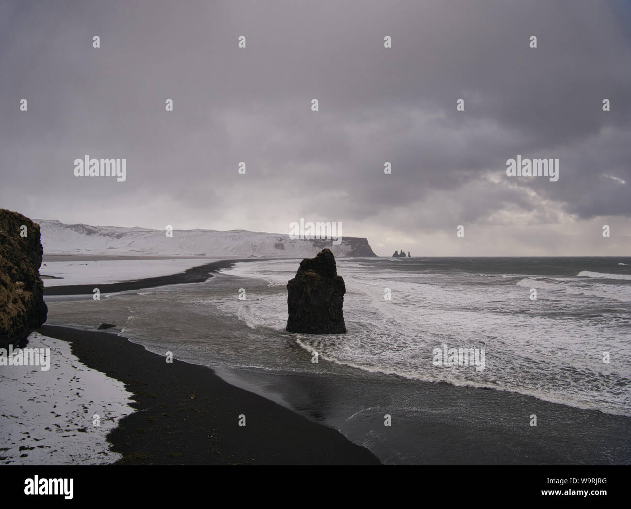 La spiaggia nera in Islanda con rocce in mare. Foto da marzo Foto Stock