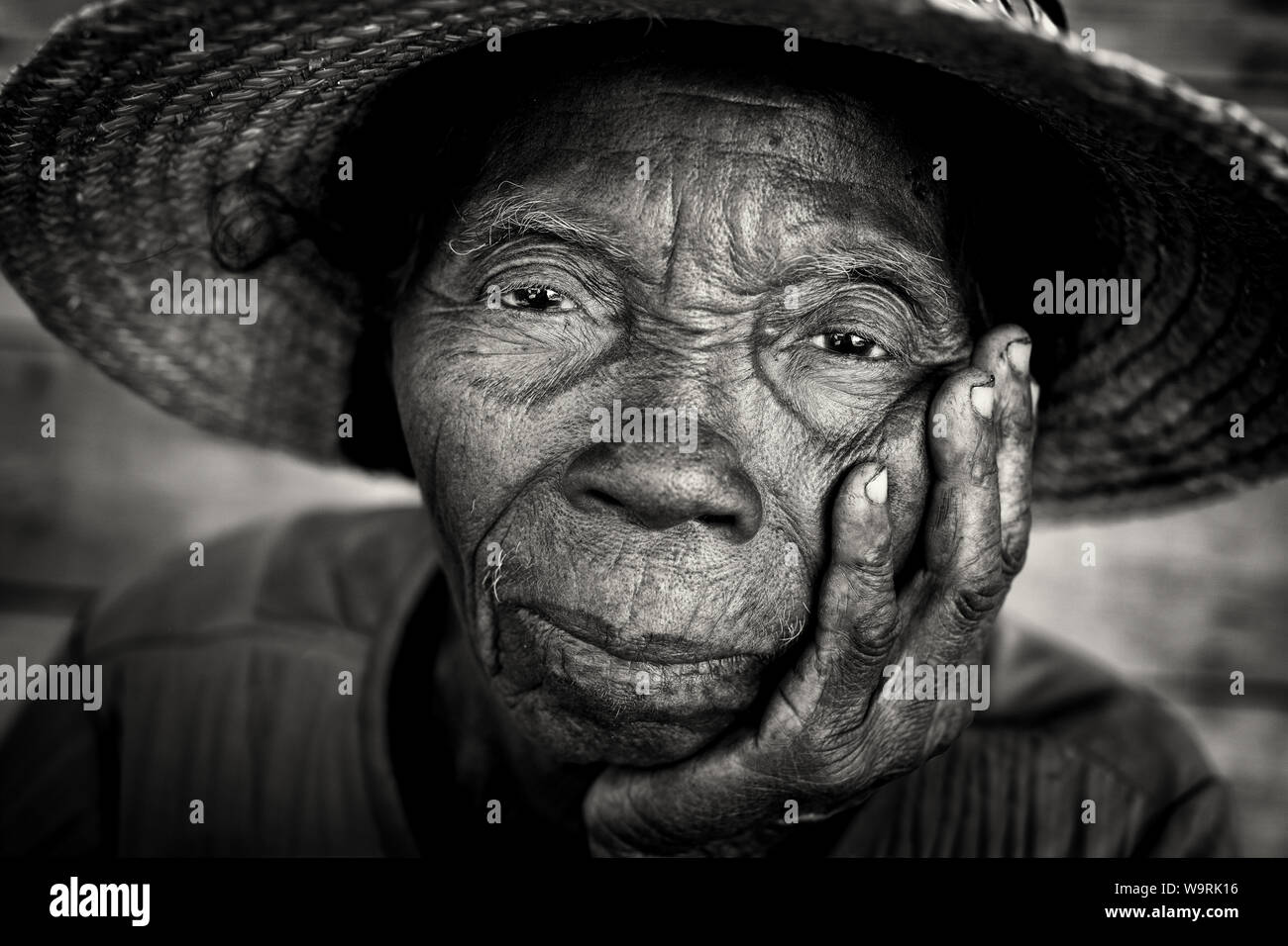 Vecchio bella donna con cappello tradizionale in Anakao, Madagascar. A causa di una crisi politica in Madagascar è tra i paesi più poveri del mondo Foto Stock