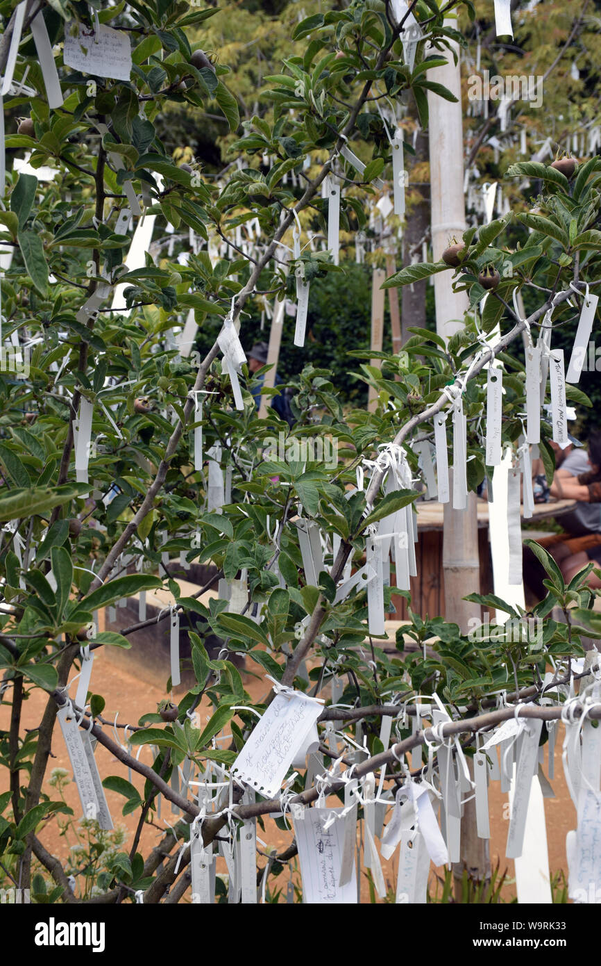 Giardino invitando visitatori per scrivere le loro speranze e desideri su etichette, International Garden Festival, Chaumont-sur-Loire chateau, Valle della Loira, Francia Lug Foto Stock