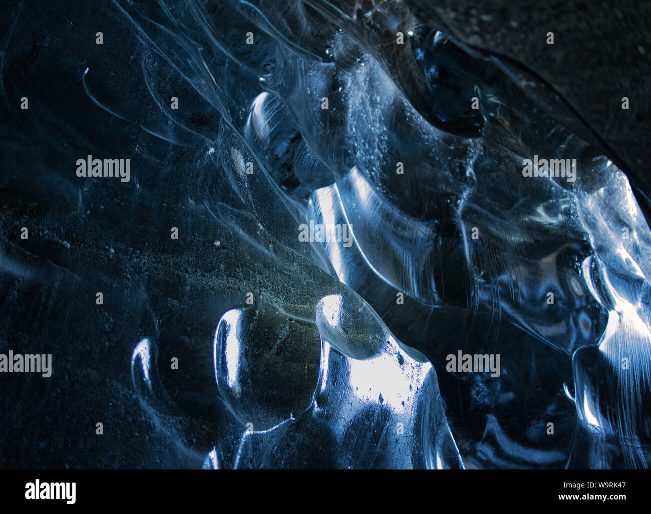 Lo strato di ghiaccio dal blu grotta del ghiacciaio in Islanda. Foto da marzo Foto Stock