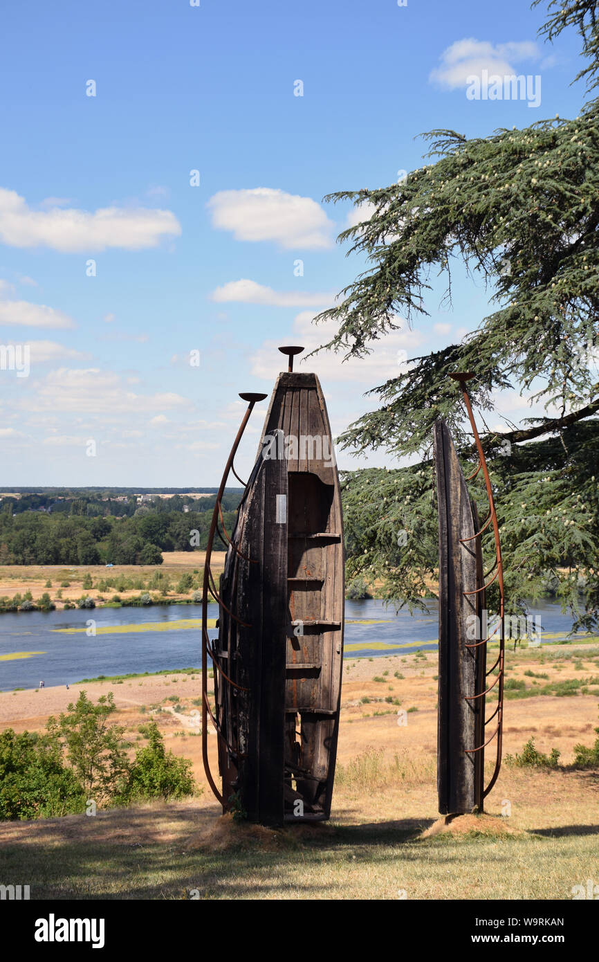 El Anatsui sculture nei giardini di Chaumont-sur-Loire chateau, Valle della Loira, in Francia luglio 2019. Parte del 2019 stagione di arte Foto Stock