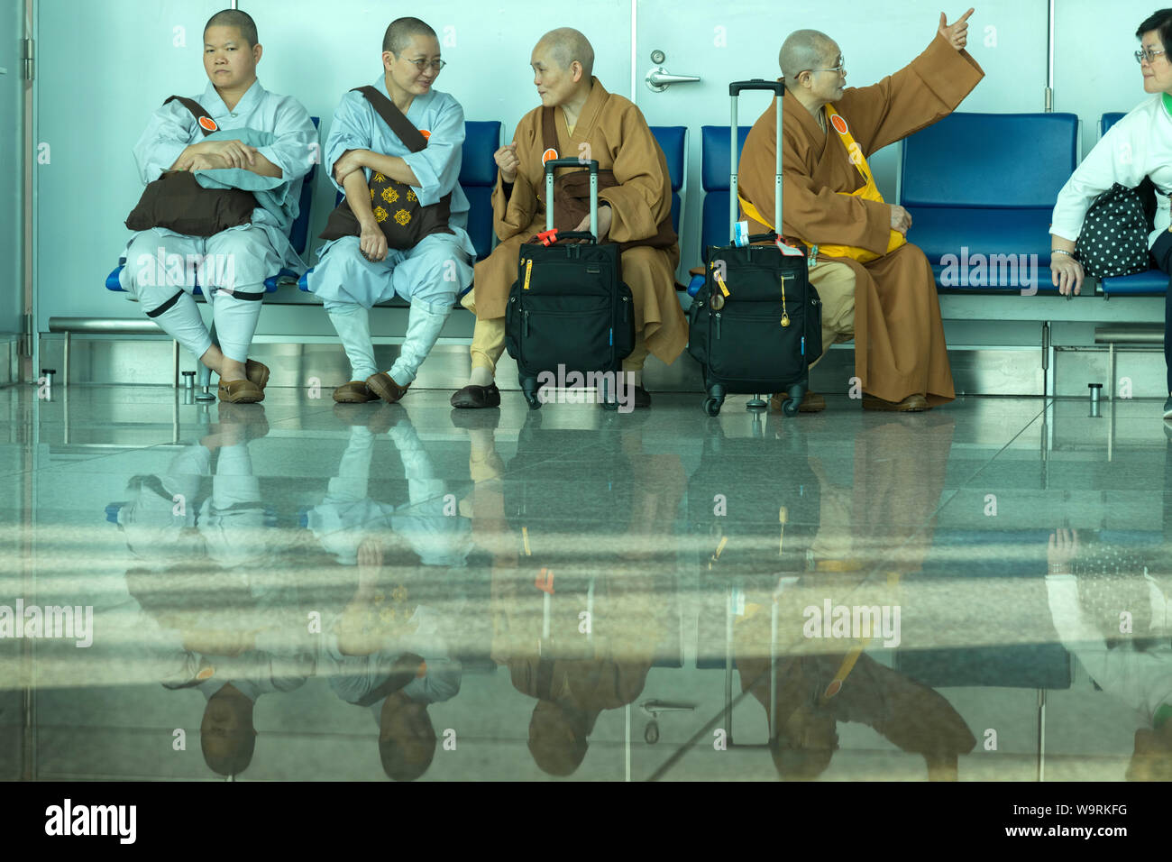 Asia, Asia del sud-est asiatico, Vietnam,Ho Chi Minh City, i monaci in aeroporto.Caption locale *** Foto Stock