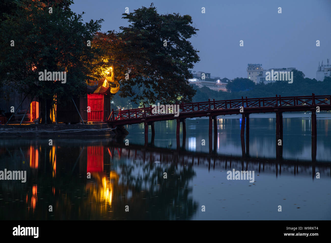 Asia, Asien, sud-est asiatico, il Vietnam del Nord, Hanoi, Capitol, Hoàn Kiem Lake, Huc ponte di Ngoc Son Temple.Caption locale *** Foto Stock