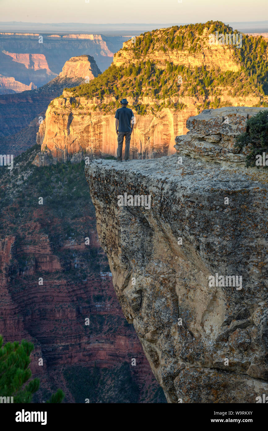 America del Nord, America, STATI UNITI D'AMERICA, Arizona Grand Canyon National Park, North Rim, signor uomo sul cerchio.Caption locale *** Foto Stock
