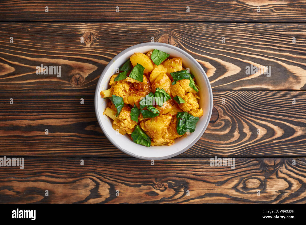 , Aloo Gobi. Cucina indiana curry vegetariani cucinati con cavolfiore, patata, zenzero, aglio e spezie - cumino, coriandolo, peperoncino e garam masala. brow Foto Stock