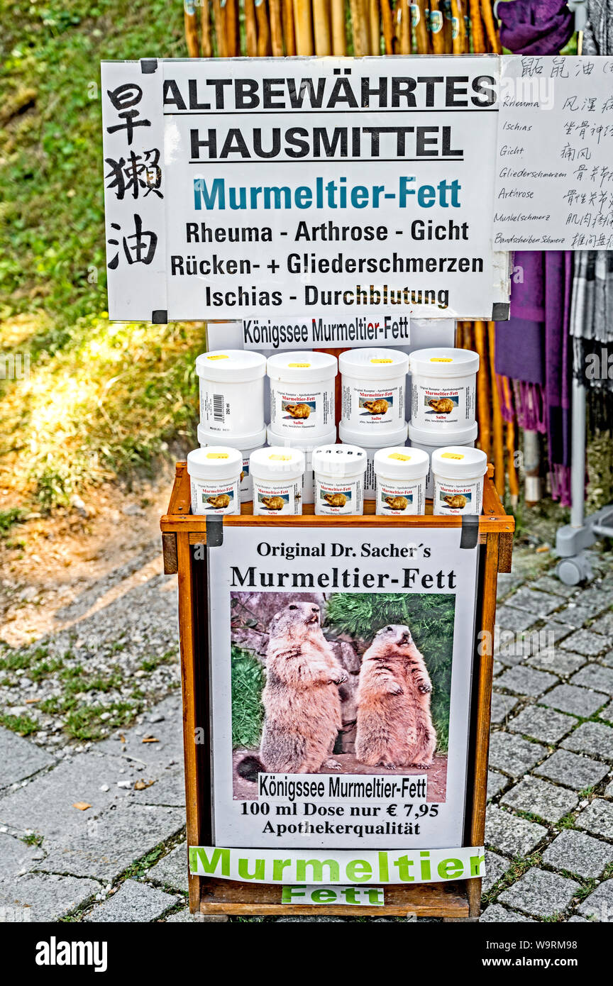 Königssee vicino a Berchtesgaden (Baviera, Germania): promozione per balsamo fo marmotta; Königssee nahe Berchtesgaden: Reklame für Murmeltiersalbe Foto Stock