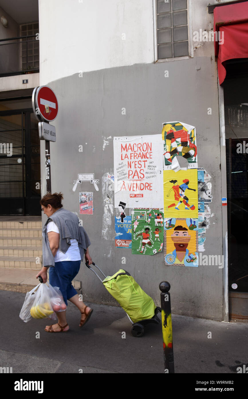 Anti Macron poster, Belleville, Ventesimo arrondissement, Parigi, Francia Agosto 2019 Foto Stock