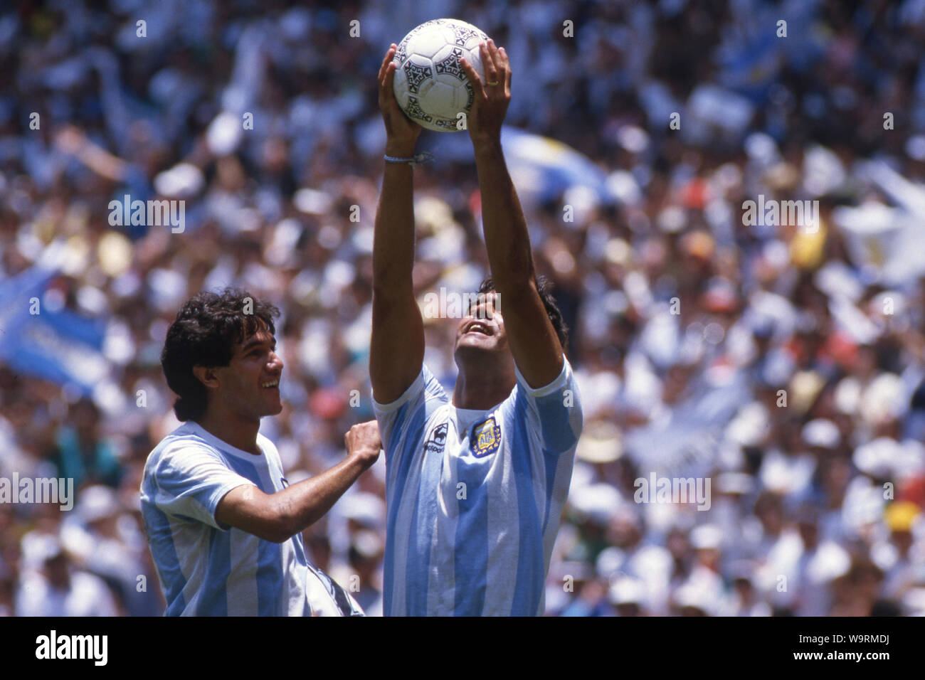 Coppa del Mondo FIFA MESSICO 1986, finale Argentina - Germania 3: 2, final tripudio di Hector Enrique BURRUCHAGA (sinistra) e Jose Luis marrone (entrambi ARG), Brown ha segnato l'obiettivo di renderlo 1-0 e rasserena con la sfera, giubilo, tifo, gioia, saluti | Utilizzo di tutto il mondo Foto Stock