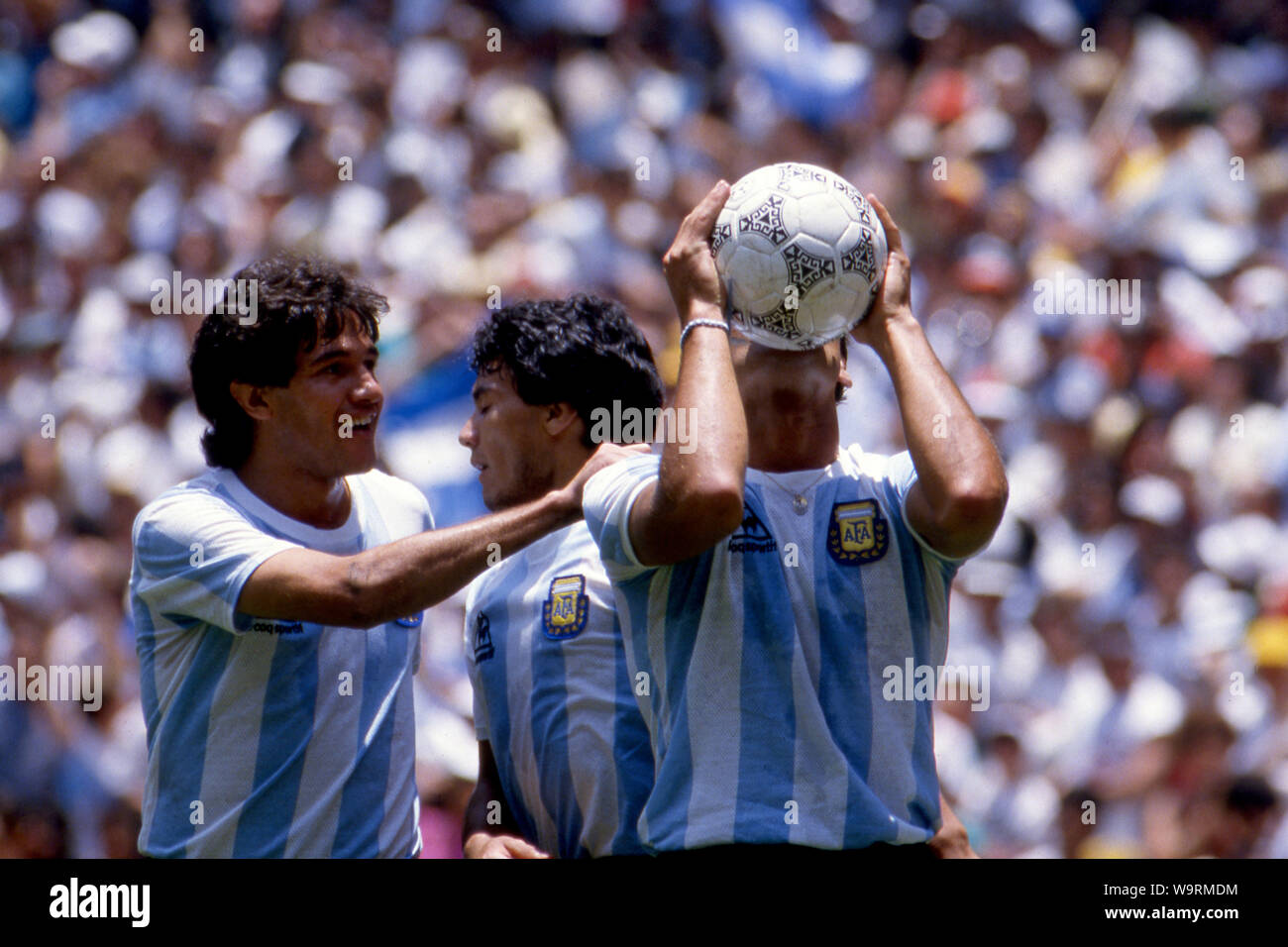 Coppa del Mondo FIFA MESSICO 1986, finale Argentina - Germania 3: 2, final tripudio di Hector Enrique BURRUCHAGA (sinistra) e Jose Luis marrone (entrambi ARG), Brown ha segnato l'obiettivo di renderlo 1-0 e bacia la sfera, giubilo, tifo, gioia, saluti in background Diego Maradona, | Utilizzo di tutto il mondo Foto Stock