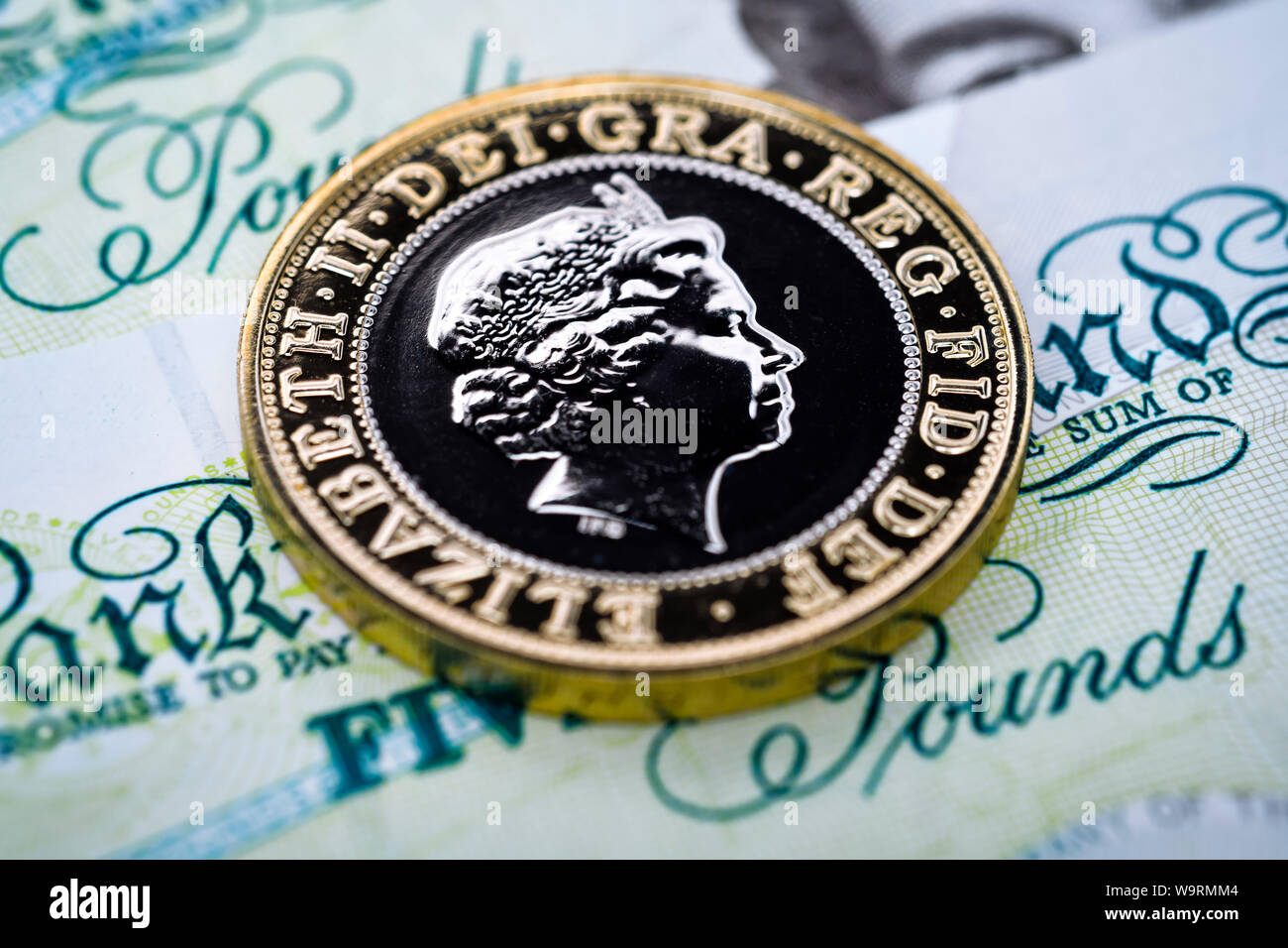 Sterlina inglese di monete e banconote Foto Stock
