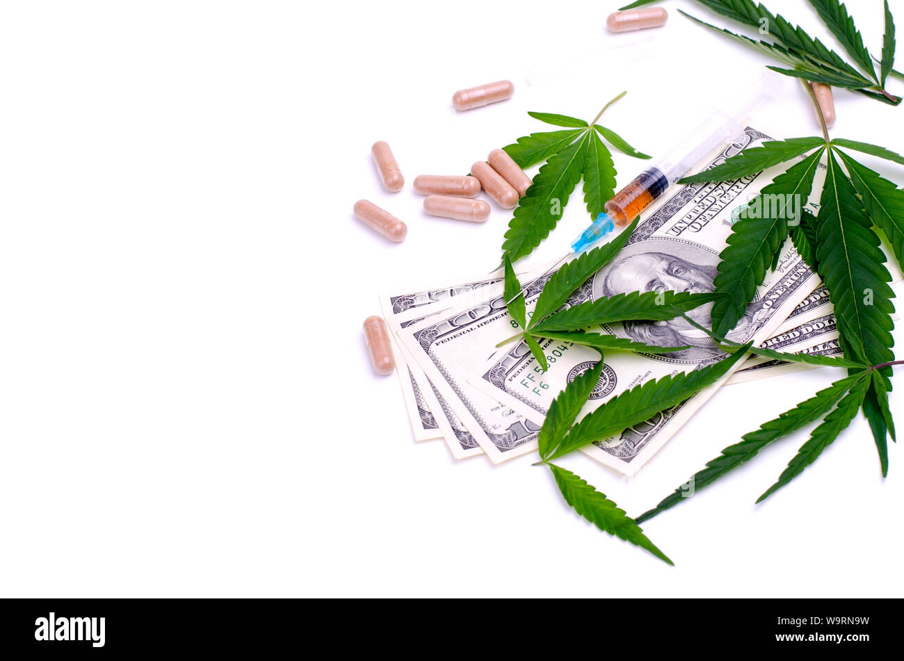La Cannabis, percorsi di cocaina, eroina siringa di dollari e pillole con sostanze chimiche. Delitto e castigo tema per il possesso di sostanze narcotiche. Foto Stock