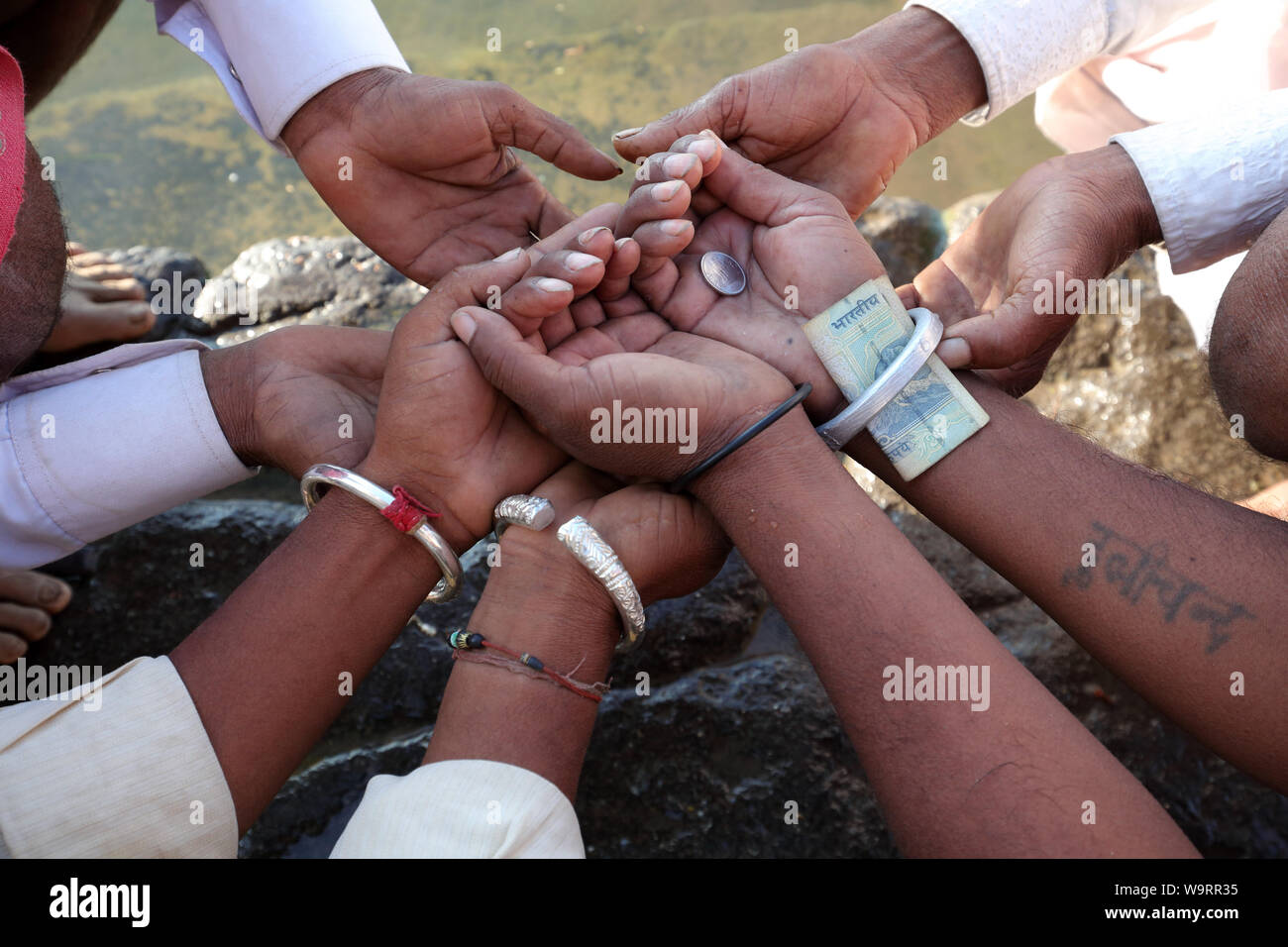Devoti pellegrini Indù pregare sul ghats del fiume sacro Narmada in Maheshwar, India Foto Stock