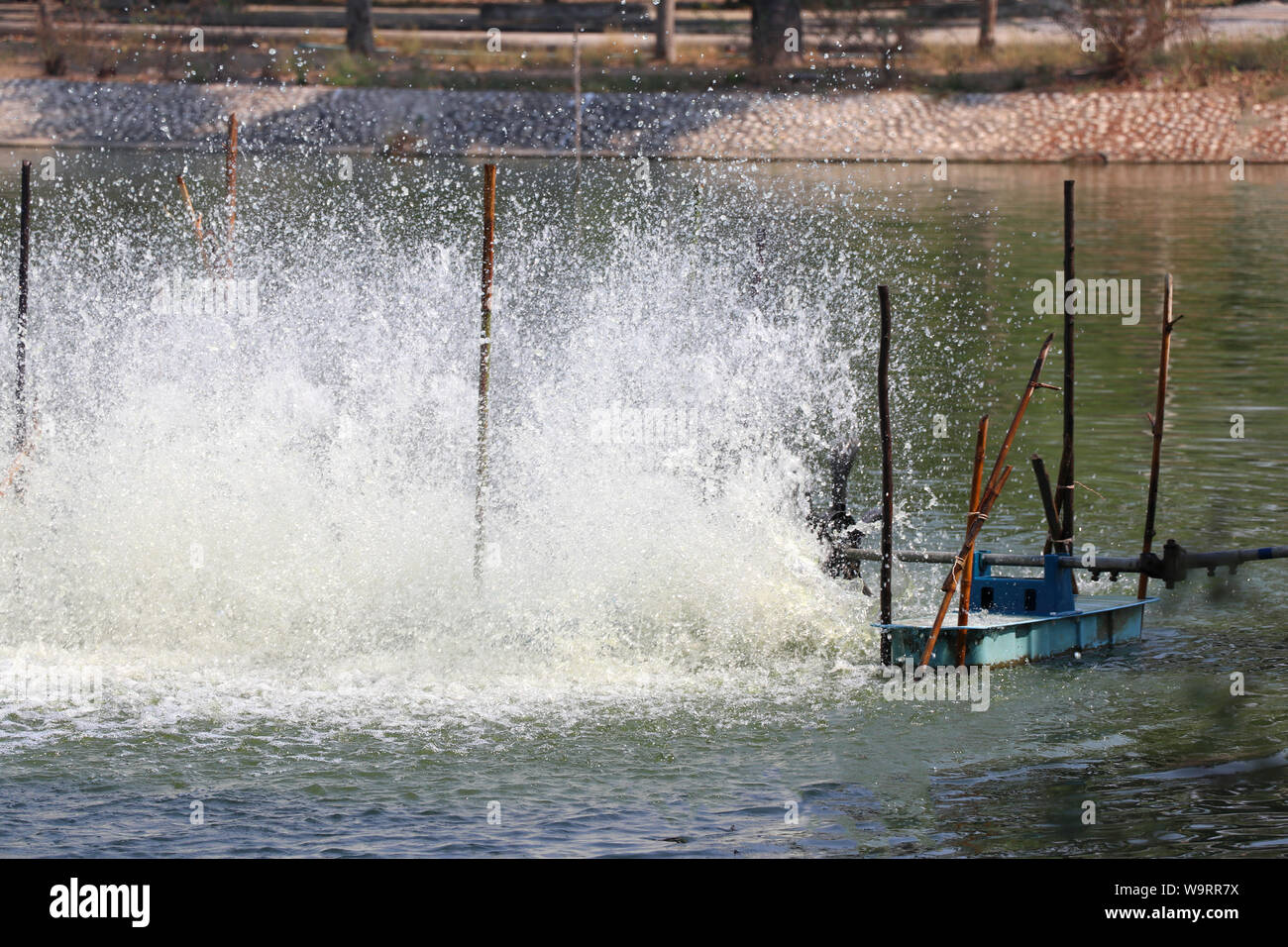 Generatore di ossigeno è di colpire la superficie per creare le bolle per il trattamento delle acque reflue. Foto Stock