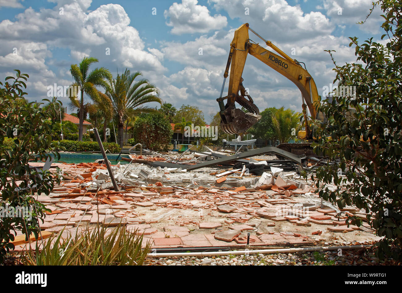 Casa di demolizione, back hoe spostando i detriti, distruzione, lavoro, lavoro, Florida; Orizzontale; PR Foto Stock