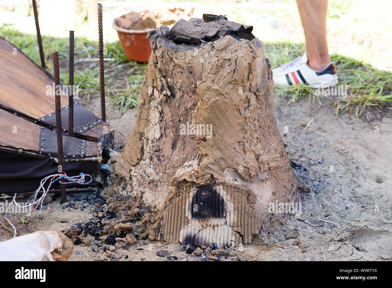 Avvisatore acustico. Argilla medievale fornace per la fusione del metallo.  Metallurgia medievale Foto stock - Alamy