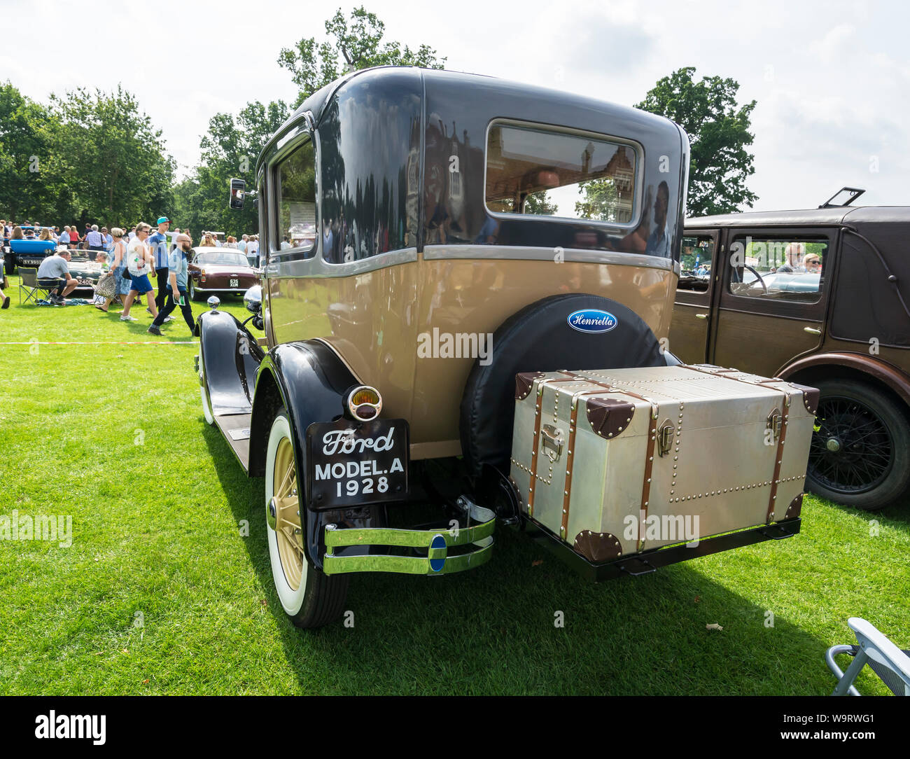 1928 Ford modello A Tudor Sedan con bagagli tronco su torna al Festival Helmingham di Classic & Sports Cars 2019 Foto Stock