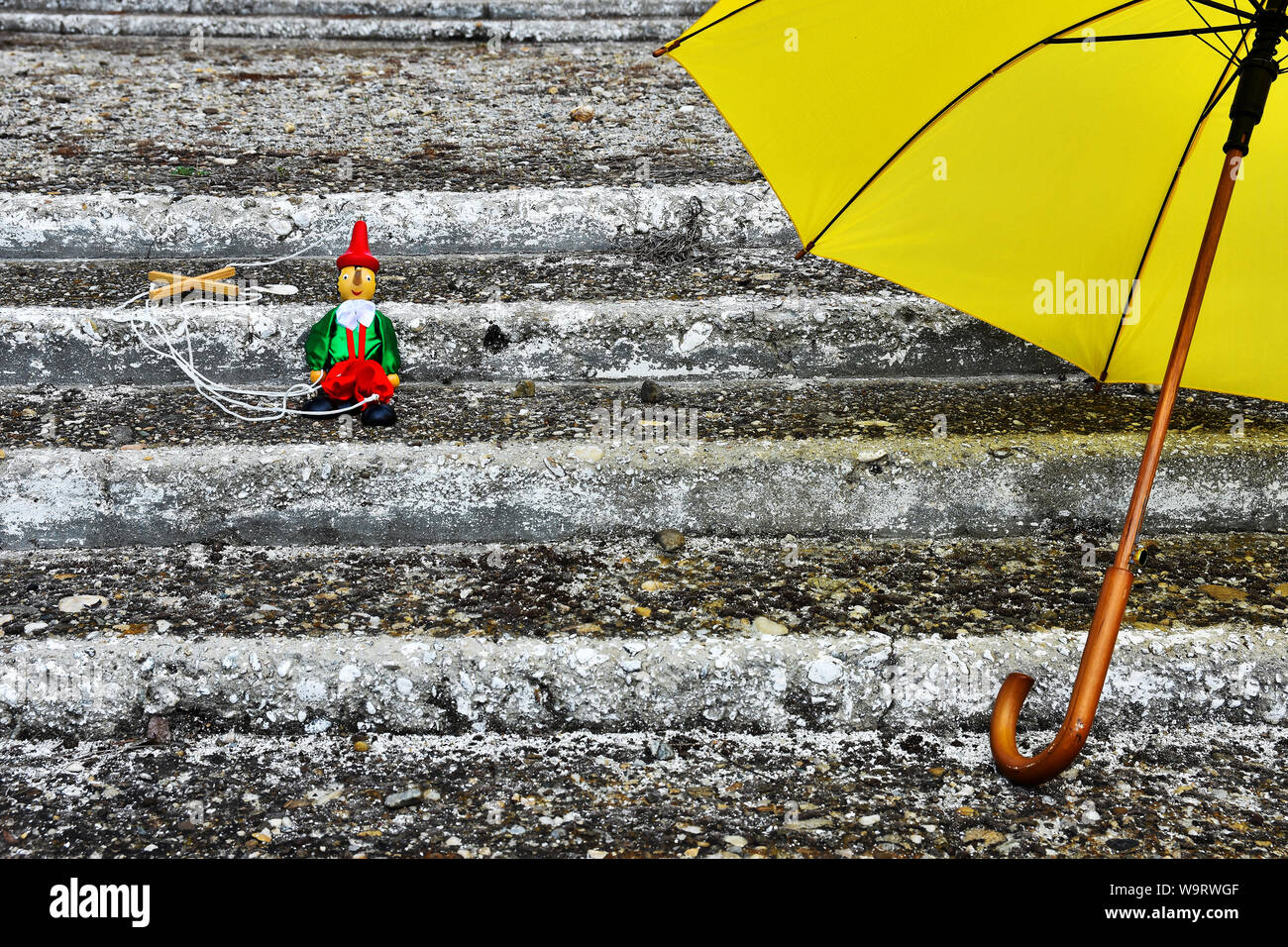 Legno vecchio Pinocchio burattino su grunge scale. Le marionette giocattolo rétro Foto Stock