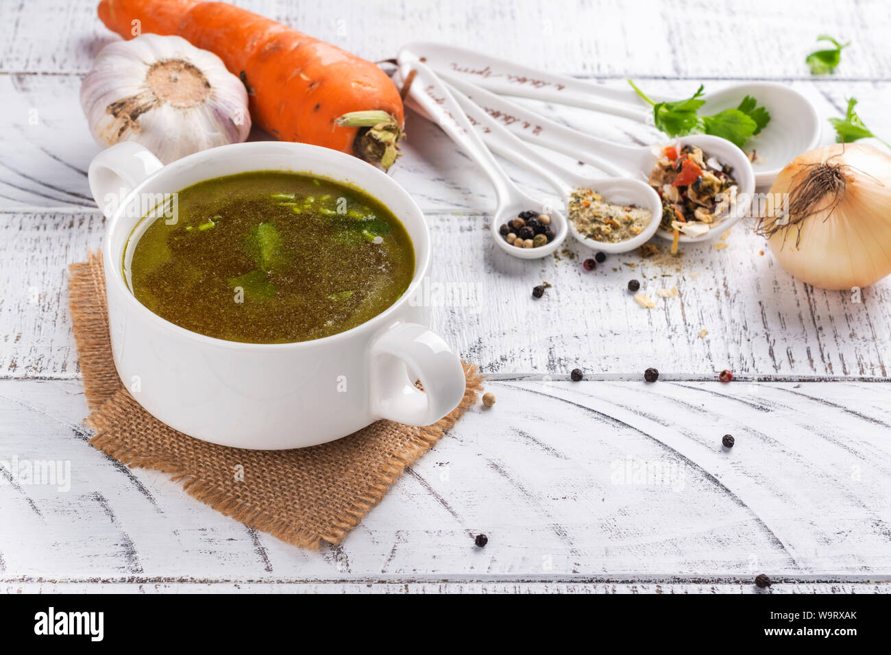 Brodo di osso zuppa di carni bovine Foto Stock