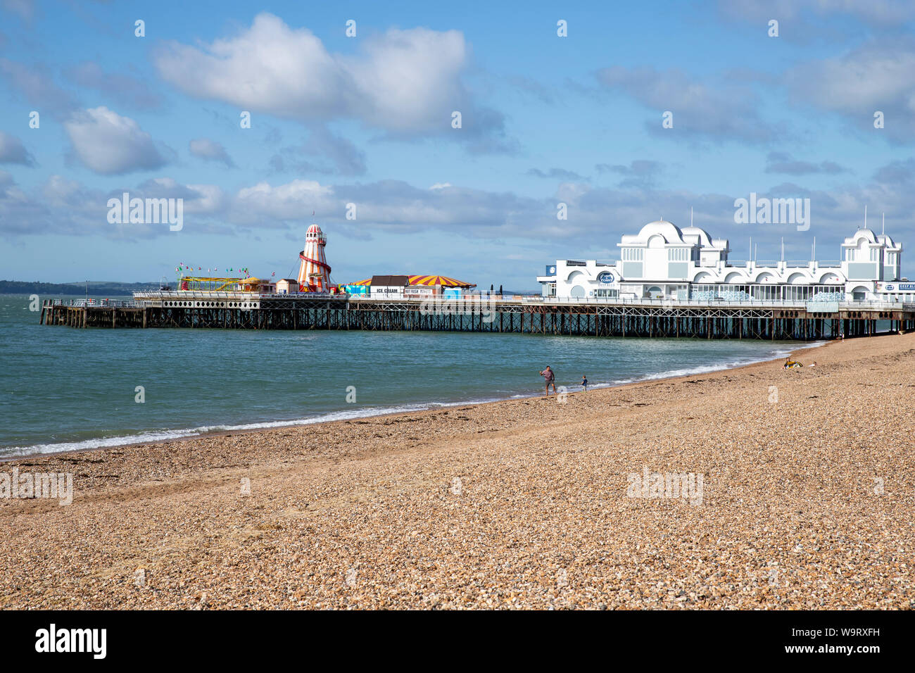 South Parade Pier, Southsea, Portsmouth nel mese di agosto il sole. Il parco di divertimenti è mostrato a sinistra dell'immagine Foto Stock