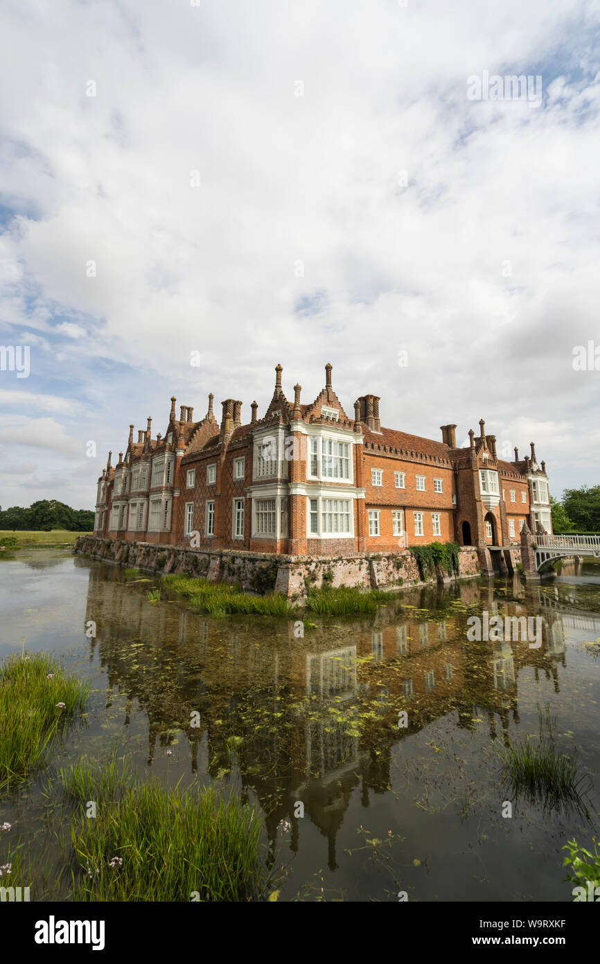 Helmingham Hall fossato e ponte di accesso 2019 Foto Stock