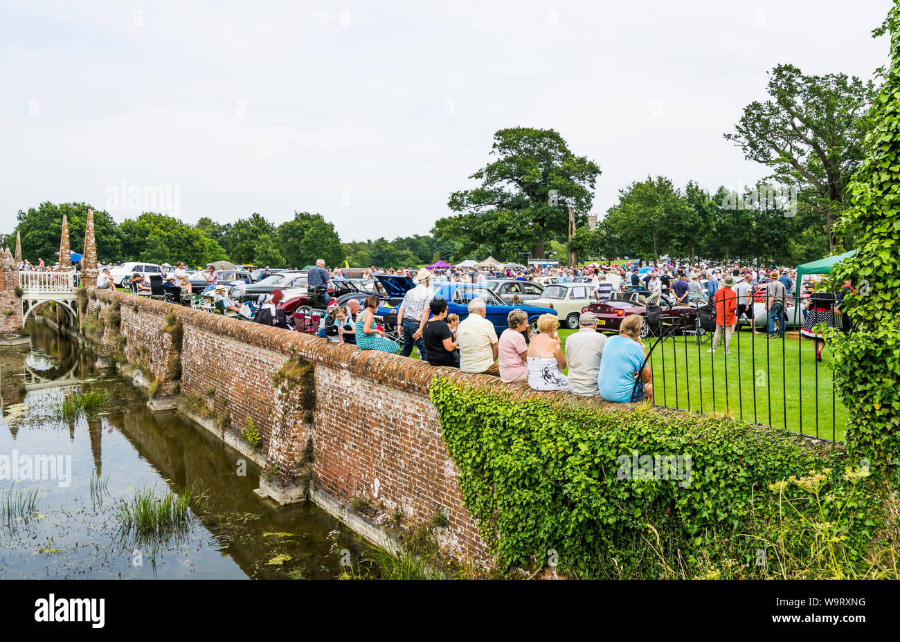 Helmingham Hall fossato e folle a Helmingham Festival di Classic & Sports Cars 2019 Foto Stock