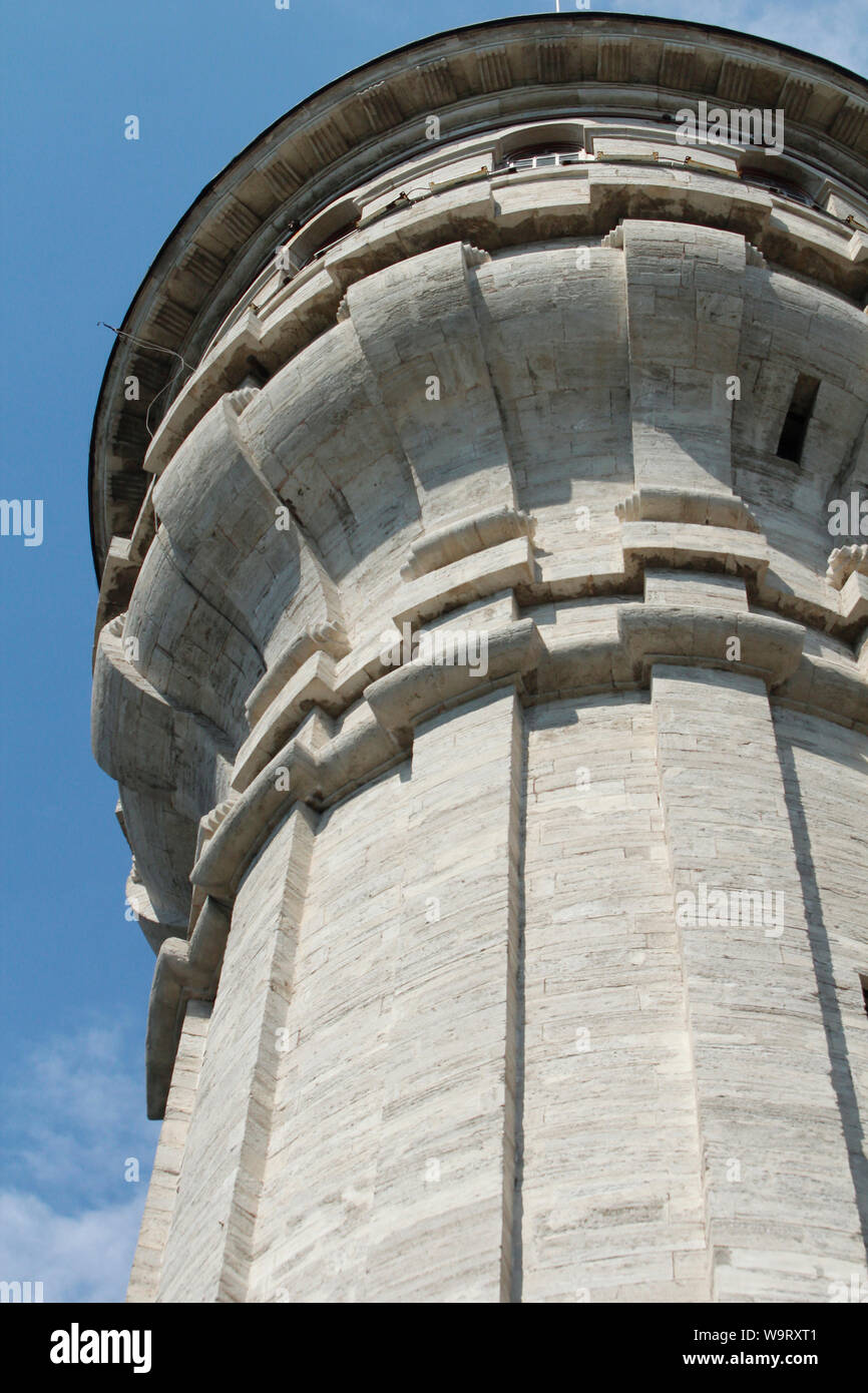 Una pietra firewatch torre realizzata nel XIX secolo in basso angolo visualizza immagine su una luminosa giornata di sole. Beyazit venne costruita una torre di legno prima e poi è stato Foto Stock