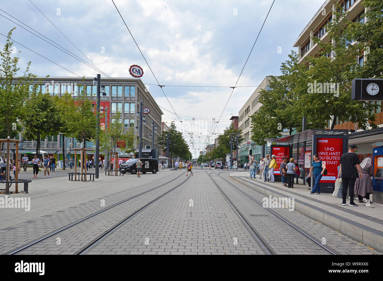 Mannheim, Germania - Luglio 2019: Tram le vie principali attraverso il centro della città di Mannheim con vari negozi e persone nelle calde giornate estive Foto Stock