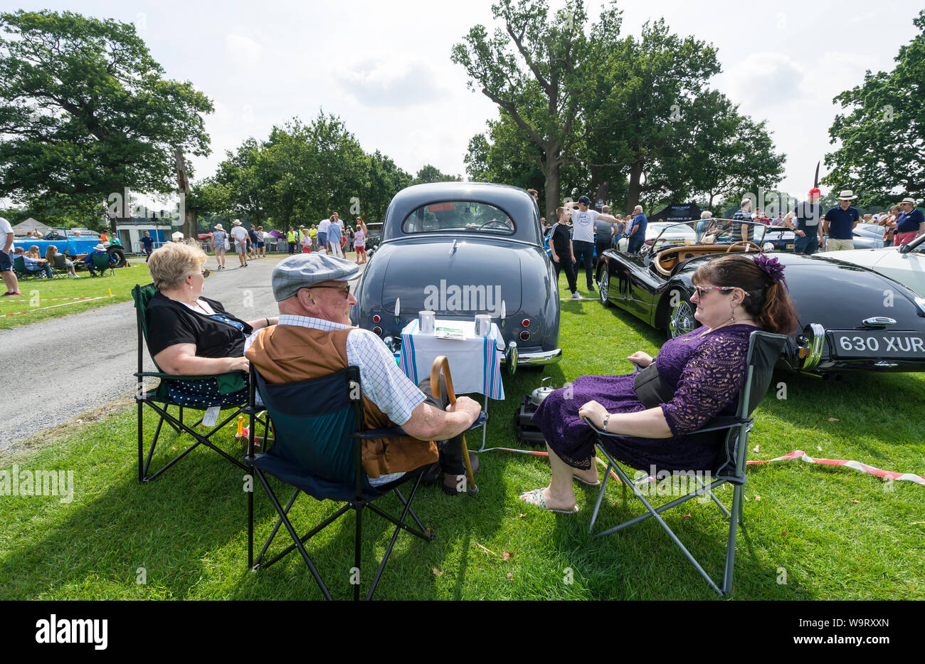 I proprietari di 1953 Austin A40 Somerset in costume presso il Festival Helmingham di Classic & Sports Cars 2019 Foto Stock