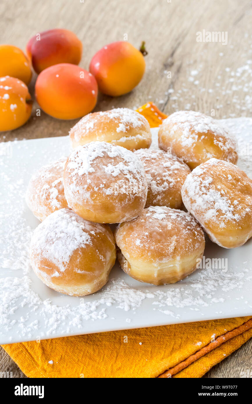 piatto di ciambelle dolci con albicocche Foto Stock