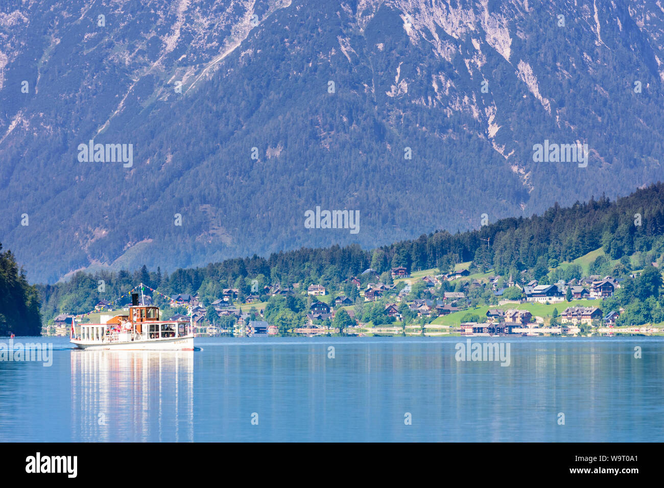 Grundlsee: lago Grundlsee estremità orientale a Gößl, storico nave passeggeri "Rudolf', vista da ovest a villaggio Grundlsee e montagna Zinken in Ausseerland- Foto Stock