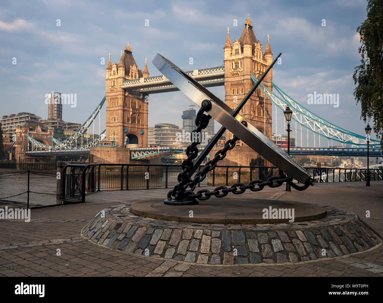 LONDRA, Regno Unito - 26 LUGLIO 2018: Sundial Compass Sculpture (orologio di Wendy Taylor) e Tower Bridge Foto Stock